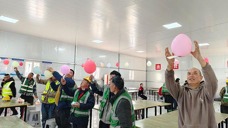 雄安建设者欢声笑语度除夕