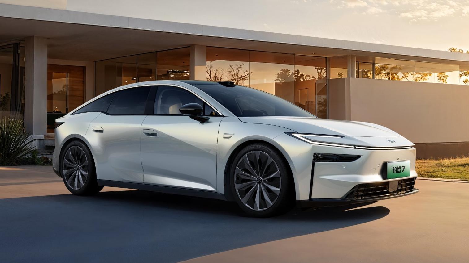 D级纯电！广汽丰田铂智7配双腔空悬，17.98万享10年/30万公里质保