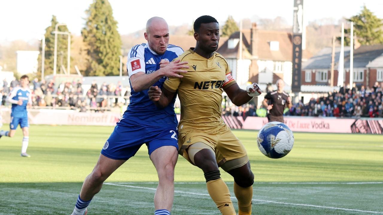 足总杯1-2大冷门，英超劲旅遭业余队掀翻，卫冕冠军完败，遭淘汰