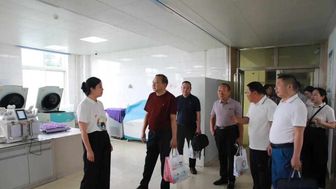 信阳市卫健委在市中心血站召开座谈会并邀请媒体代表参会
