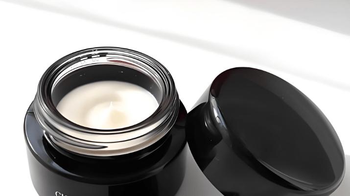 春护市场升温：8款标杆级乳霜解锁换季「抗敏+抗老」双需求