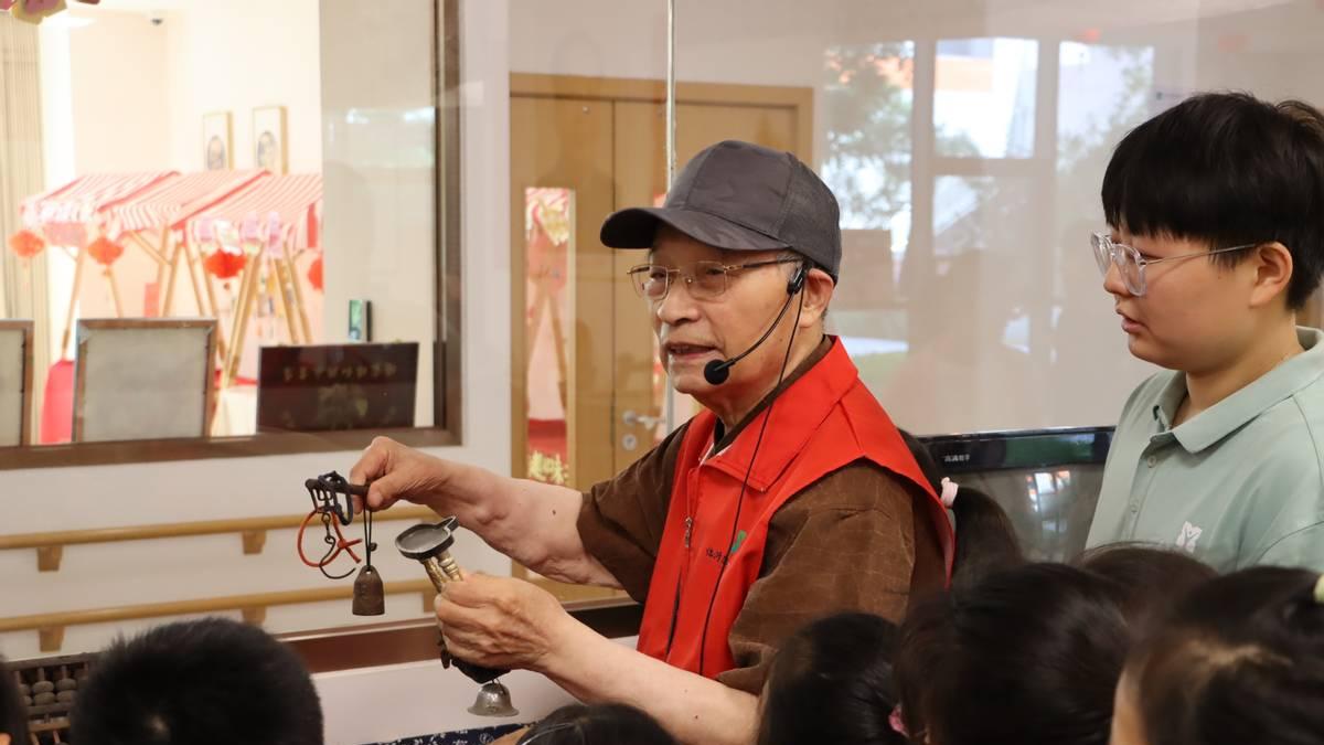 行走的社科｜“老物诉岁月，长者传文脉”——临沂医养公司这场展览暖了时光，育了童心