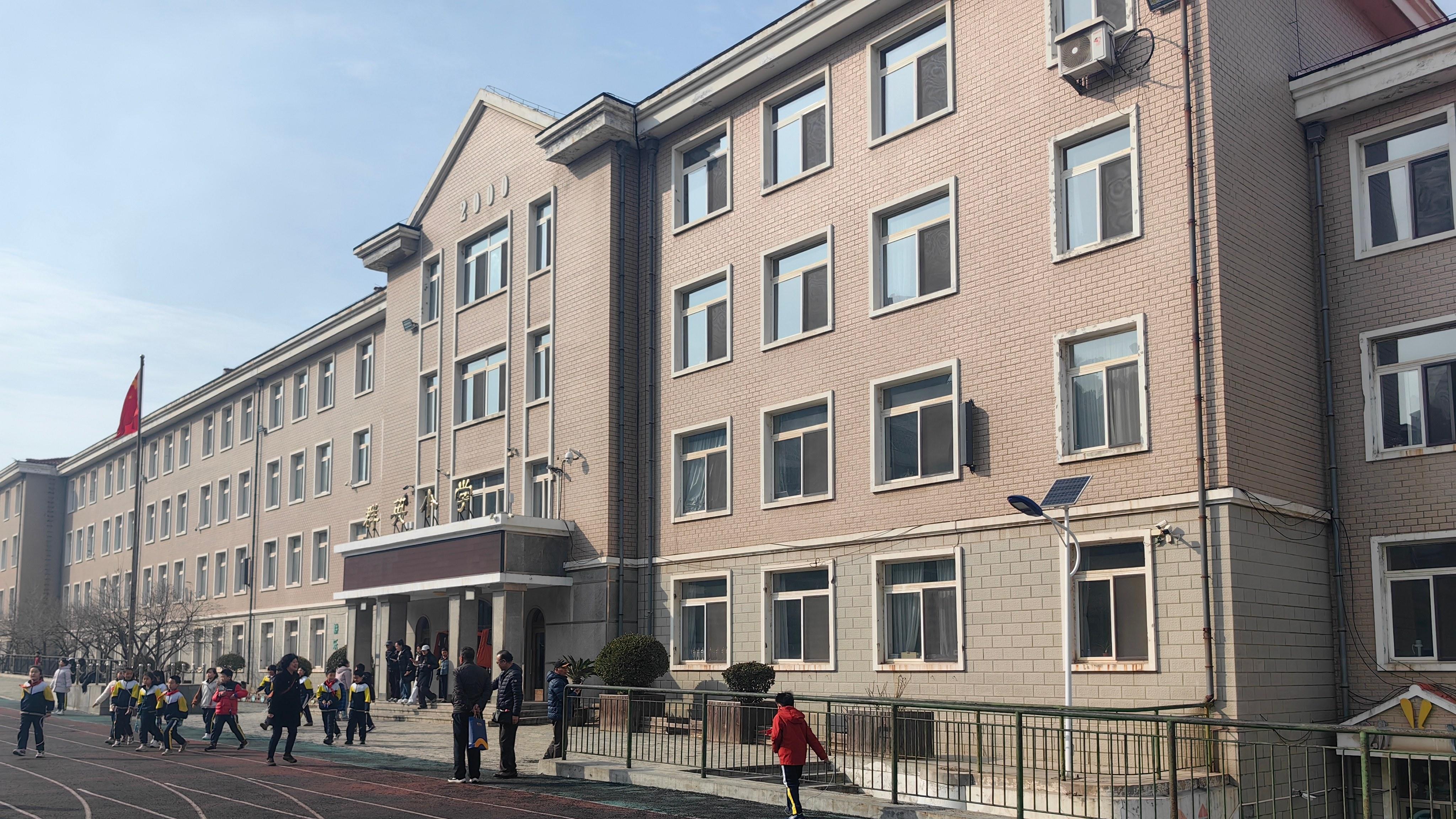 李士国老师应邀到沙河口区群英小学讲雷锋故事