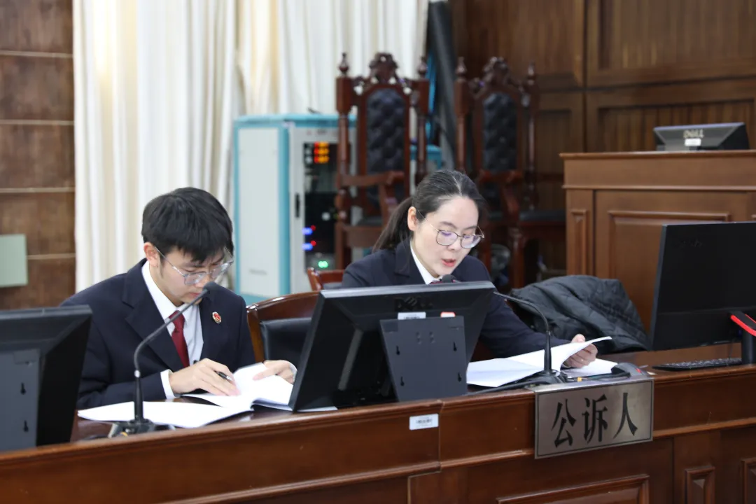 国企总经理涉案200万余元！汇川法院公开审理何某涉嫌受贿罪一案