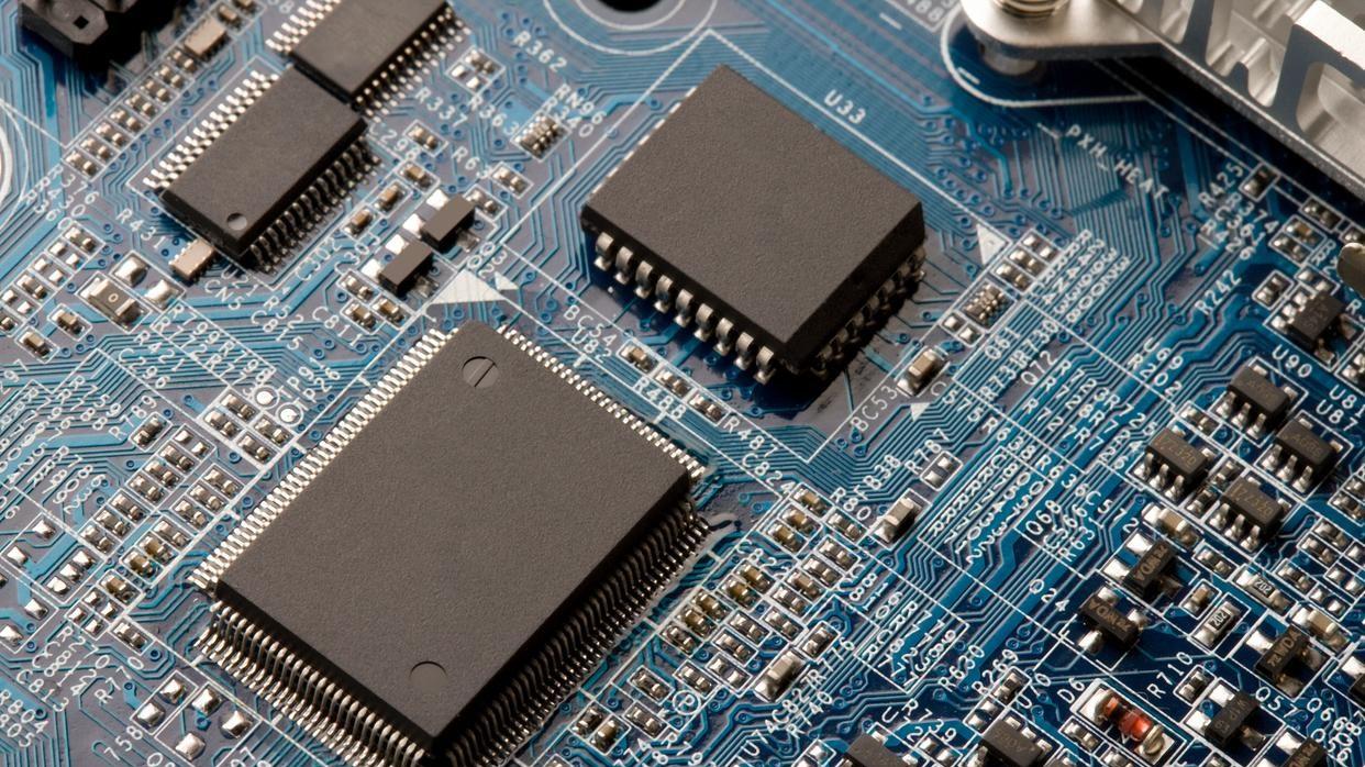 存储芯片变“金条”！表面卖DDR4内存条，暗藏AI时代的财富密码