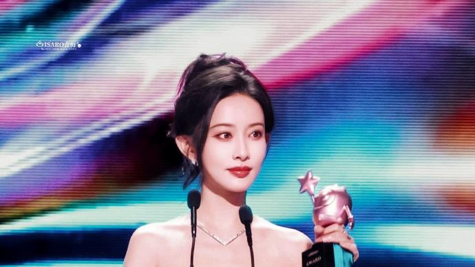 孟子义红裙领奖：艳而不俗的松弛气场