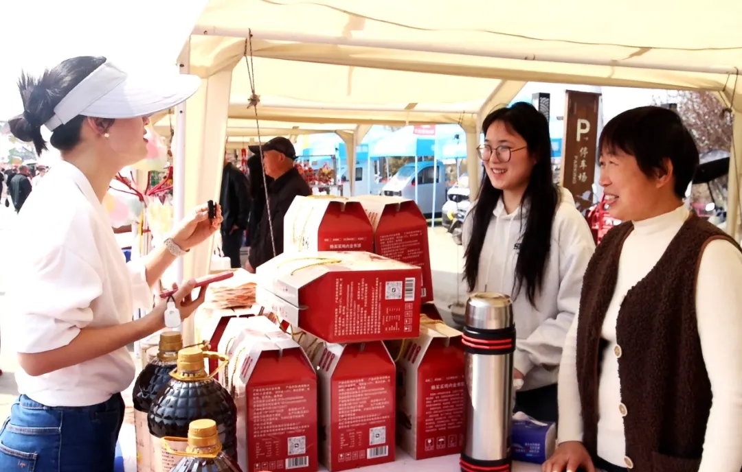 花海直播间传理论 阜南中岗四里湖油菜花海嘉年华里宣讲 “接地气”