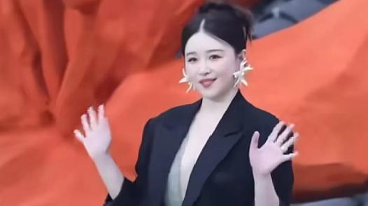 阚清子产后首登红毯，穿最多引热议，遮肉还是怕冷？