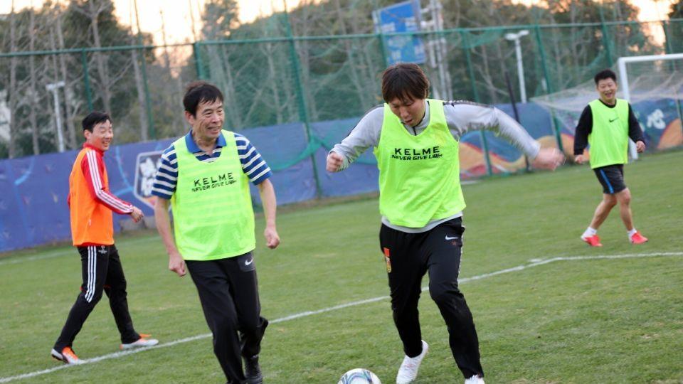 又一名前国脚球员，举家移居日本，只为让儿子走正规青训道路！孙可儿子被J联赛豪门川崎前锋看上，被内定了