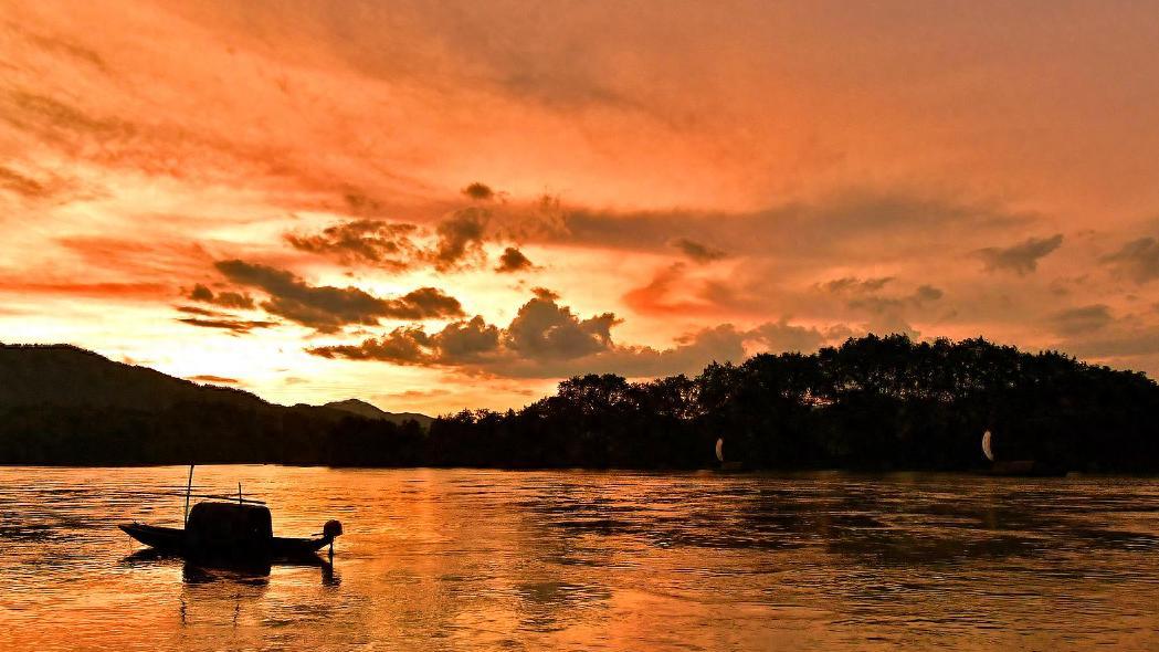 “残日X山尽，孤舟X浪轻”，中间补上哪两个字最有诗意？