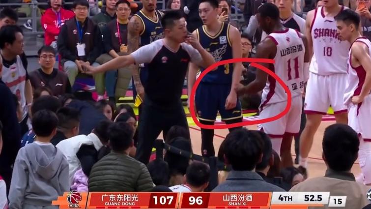 最后52.5秒！迪亚洛紧握拳头，若不是裁判，真怕要打广东球迷了