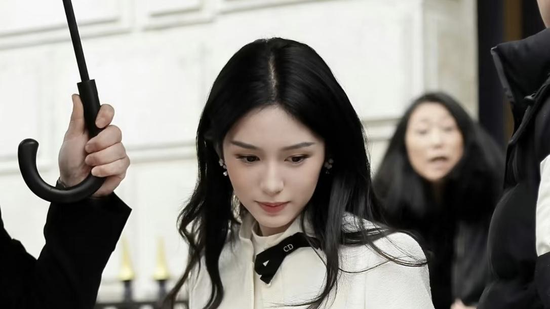 周也牛仔裤穿搭又出圈了！高级感穿衣自洽，超显高级