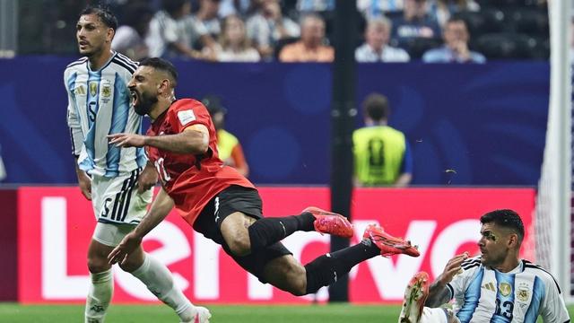 尺度双标葬送公平，埃及球员怒揭黑幕！FIFA商业至上硬保阿根廷