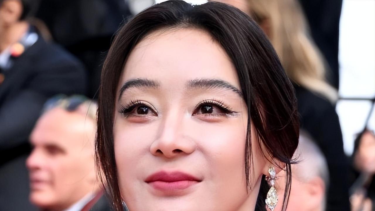 戛纳红毯华语女星：巩俐去腻了，周也戚薇袁姗姗章泽天吉娜凑数