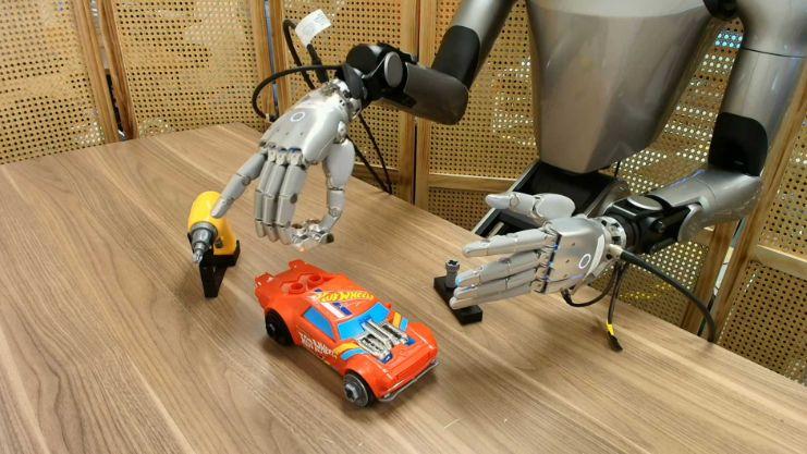 英伟达EgoScale与MANUS数据手套整合，执行机器人灵巧手操作