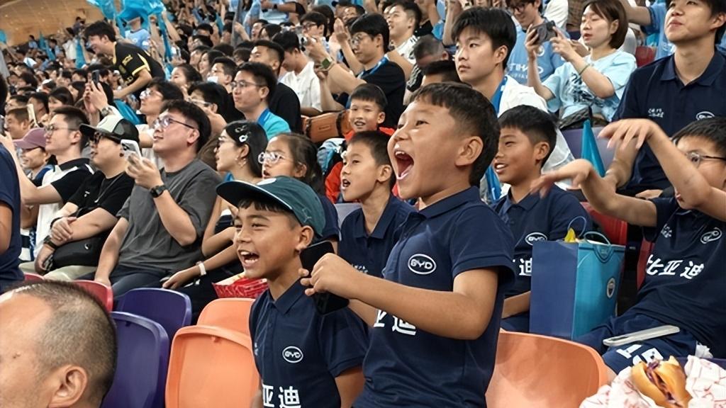 比亚迪助阵香港足球文化节，携少年球迷共赏曼城国米绿茵巅峰之战