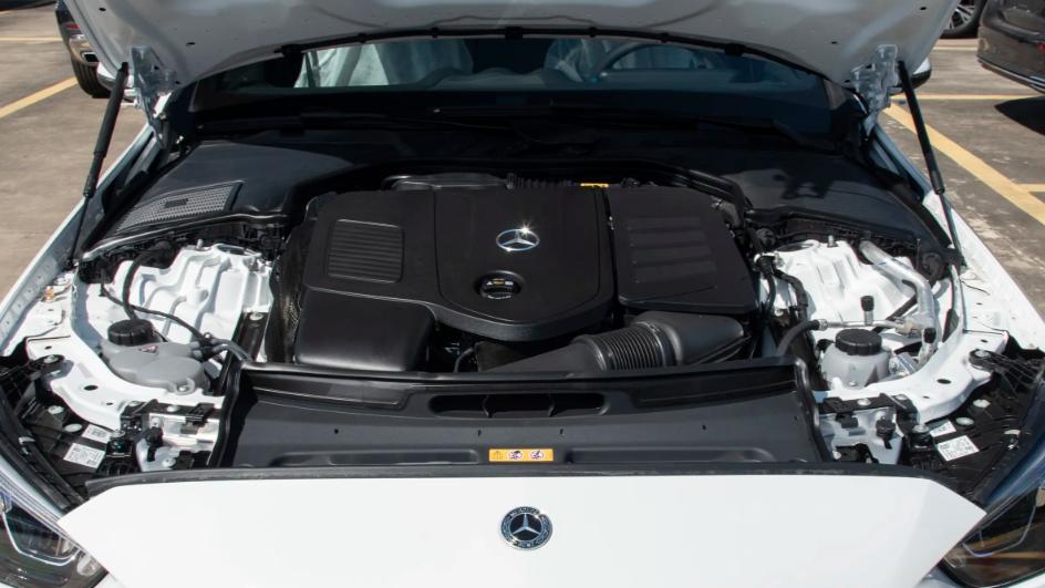 标配2.0T发动机，奔驰C级配置再提升，比老款更值得入手