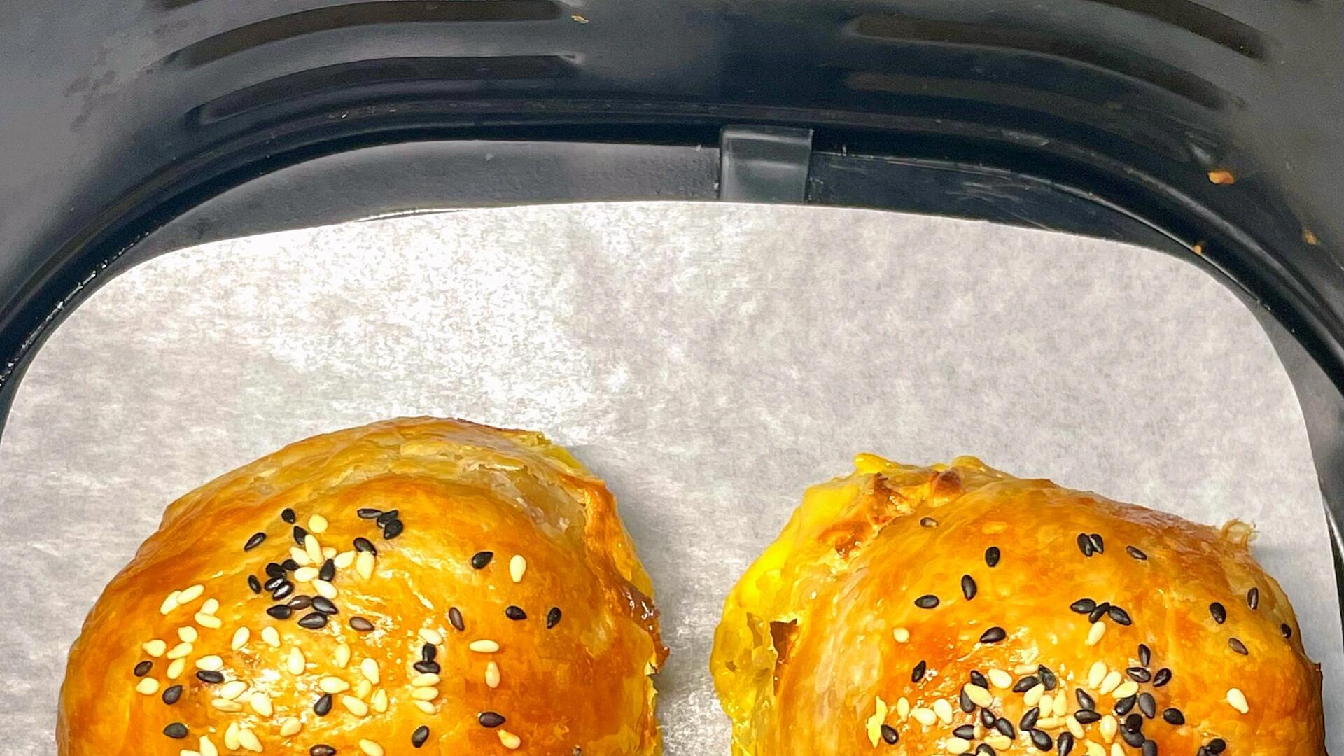 谁发明的吃法！！太香了！！！芝士鸡腿包，手抓饼空气炸锅版