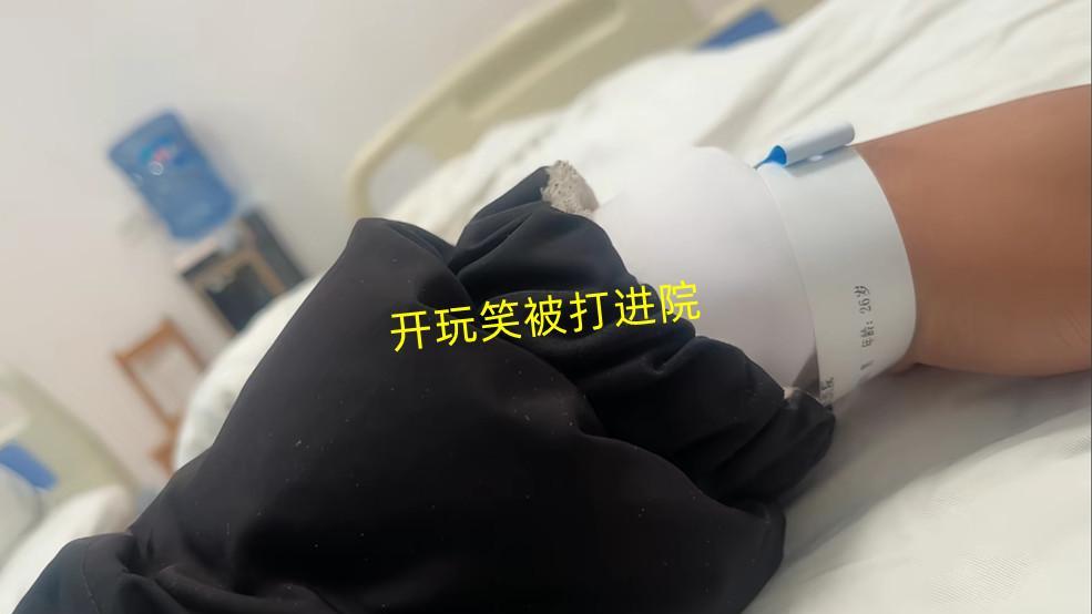 贵州男子和新婚夫妻开玩笑：迎宾照点烟，被打后道歉，还赔钱憋屈
