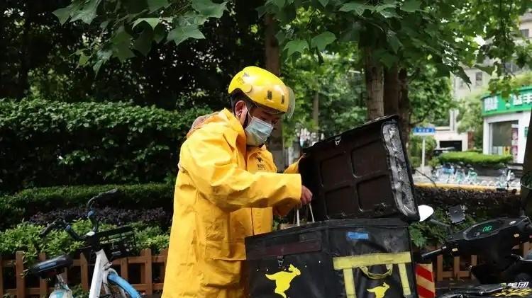 美团外卖员中本科生比例达到了多少？