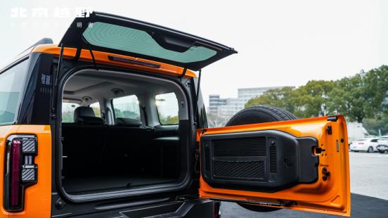 躺在硬派越野里看星星，是一种什么体验？