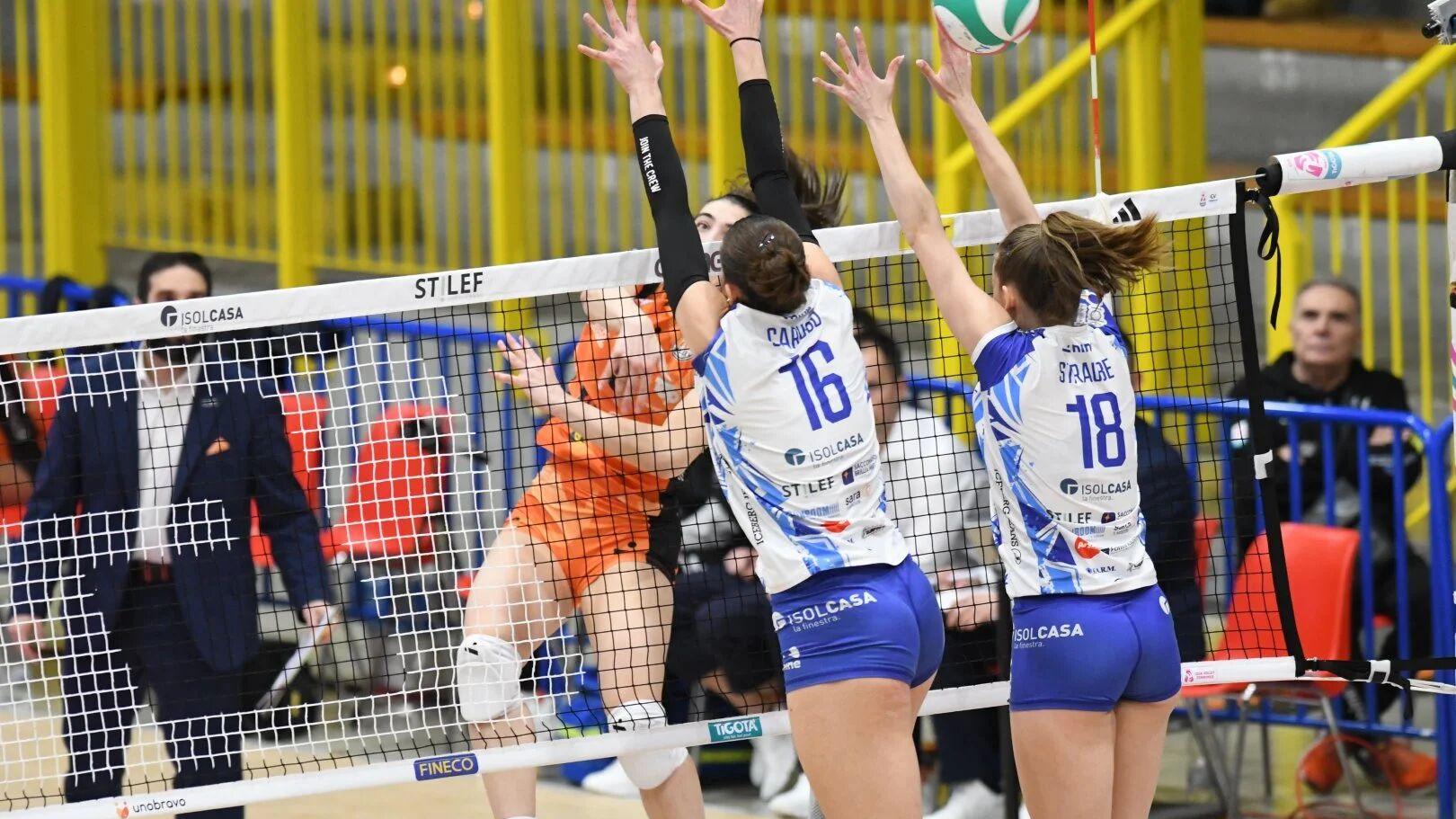 中国女排1米84主攻 征战意甲四连败垫底 决胜局领先4分被翻盘