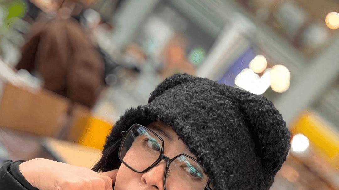 58岁王祖贤旧金山会友，素颜脸肿头发乱如枯草，虎背熊腰撞脸倪萍