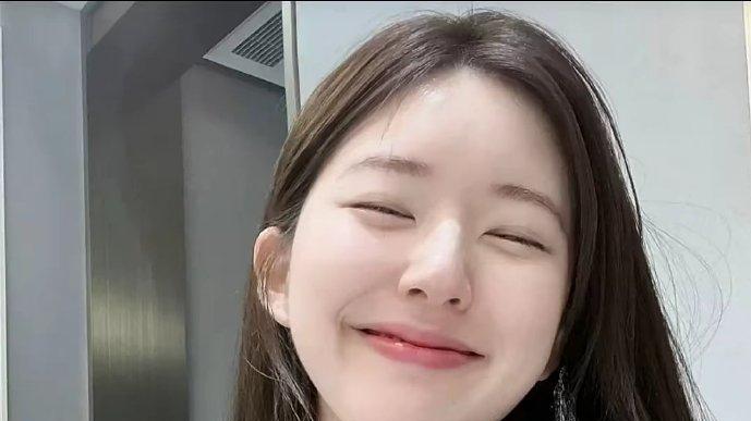 赵露思晒自拍美照1小时点赞破10万，网友：简直是洋娃娃来的！