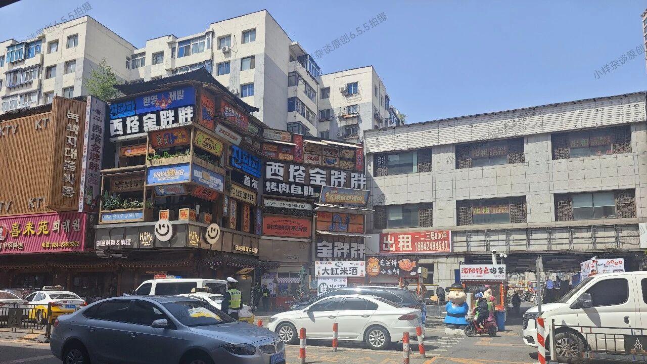 这个五一假日西塔人多到临时变成步行街