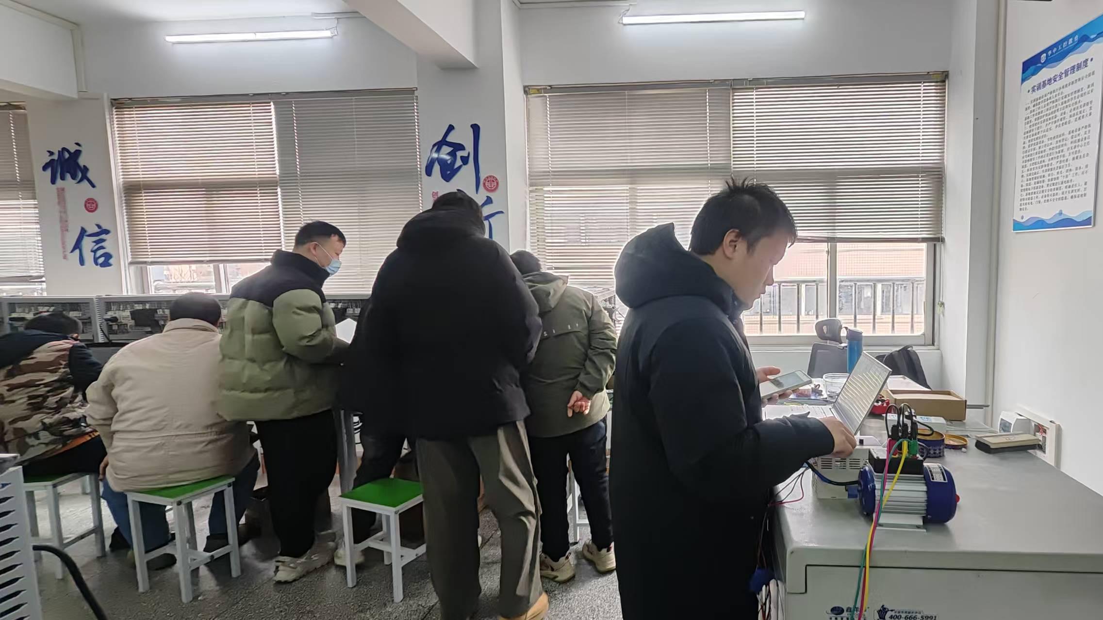 印刷厂老员工的武汉自动化培训机构学习记：机器越来越智能，人也得升级！