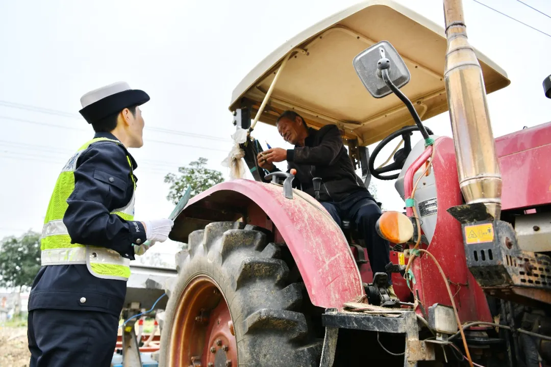 安徽阜阳：阜南公安交警 交通安全进乡村 守护夕阳平安路