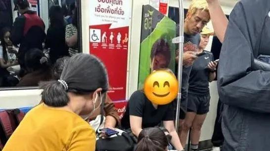 这很泰国！列车上咖啡打翻，几位陌生女子掏出纸巾默契清理