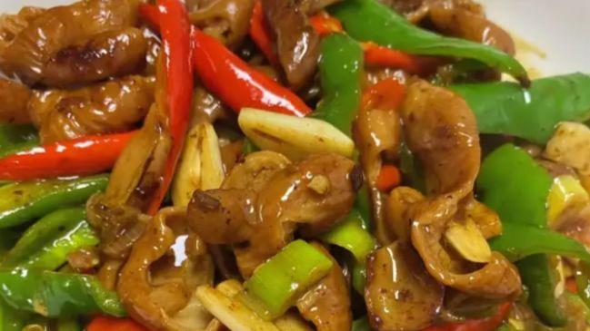 豆瓣酱配麻辣双椒，溜肥肠油润弹牙超地道