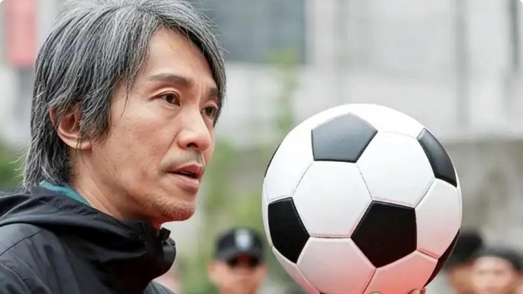 周星驰《女足》被传上春节档！热巴张艺兴主演，张小斐10号球衣太帅