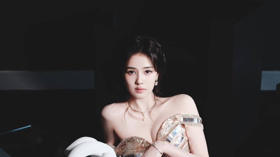 白鹿穿抹胸裙被骂，我们到底在吵什么？