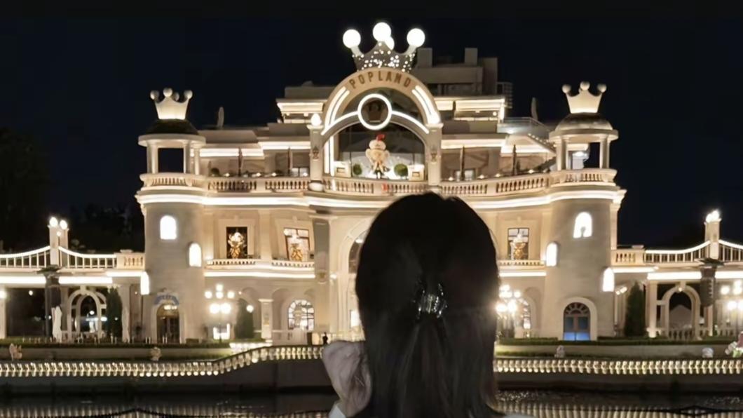 女孩的笑容宛如清风拂面，带着些许羞涩，却又无比动人。