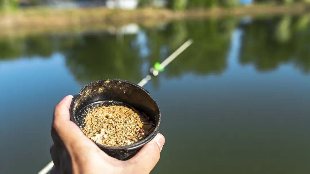 鲫鱼冬天爱“躲猫猫”？野钓师“三守两找”动态钓法，爆护很简单