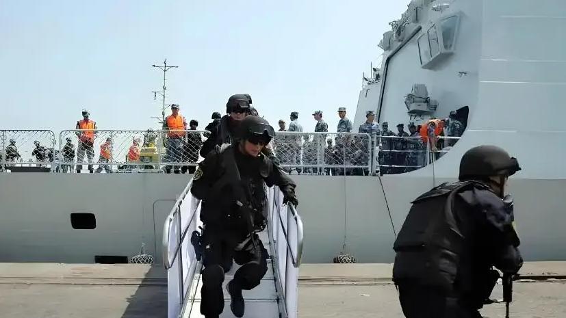 我国海外撤侨时，军舰警示牌上一句话，让武装分子一直不敢靠近