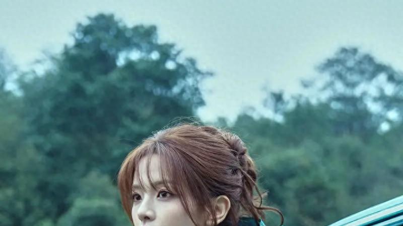 杨超越一出手就打出王炸，穿运动服配短裙太少女，网友：春天来了