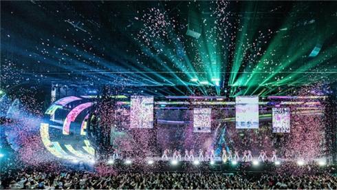 王源客厅狂欢跨年演唱会圆满落幕 以震撼舞美诠释“源式美学”