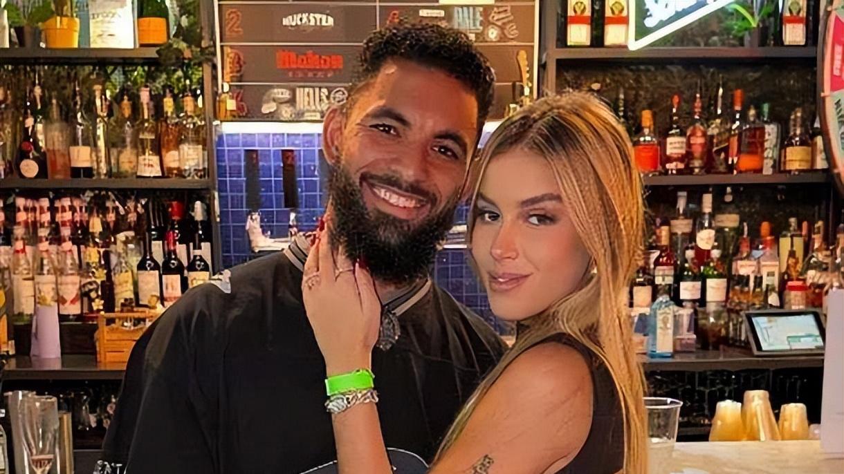 告别世界第一性感女足球员！英超球星恋上小8岁模特，父亲是足坛巨头