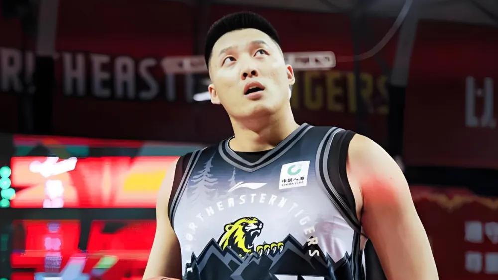 “当年你骂我软，现在我让你高攀不起！”曾繁日主动和杜锋握手，让无数球迷破防