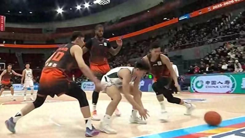 山东大胜之夜，三分6中5刘伟应给他道歉！