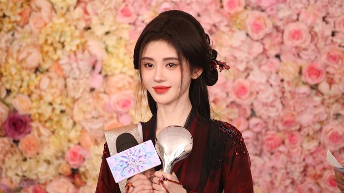 艺人鞠婧祎回应被举报偷税漏税事件，称已积极配合税务检查，丝芭传媒却发布不实信息。