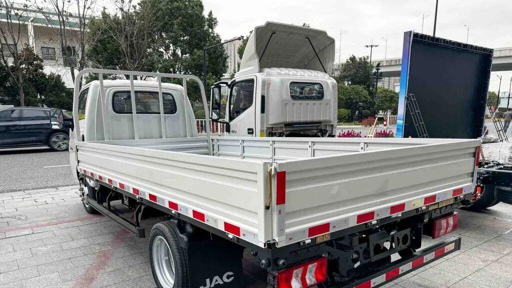 它是“走街串巷最强小卡”？超大电池+超强承载，江淮新能源EX6小卡实拍！