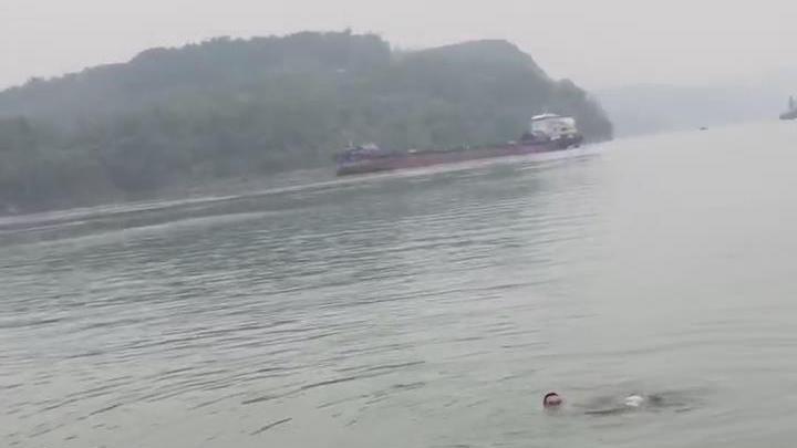 他用最后一口气，把孩子"顶"了上去，四川退伍军人在长江为救落水儿童牺牲