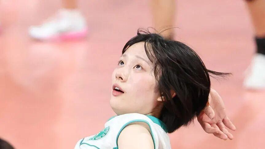 女排高中生第一美女 赛场意外走红 球迷直呼真的很可爱