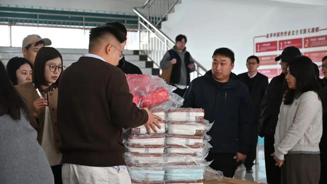 河北外国语学院暖心举措：为全体教师发放定制手提化妆箱，校徽“玉龙金凤”镌刻育人初心