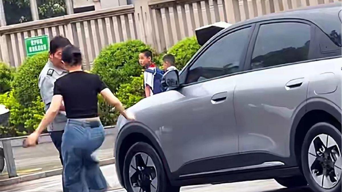 女子脚踹保安被扇事件疑似反转，律师：若属实，大概率认定互殴