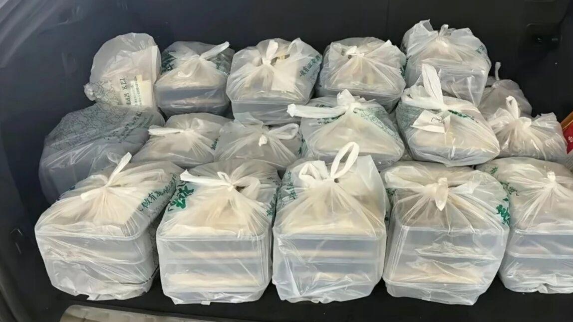 澳门居民偷运51公斤盒饭，被海关人员当场截获，这是有多好吃！